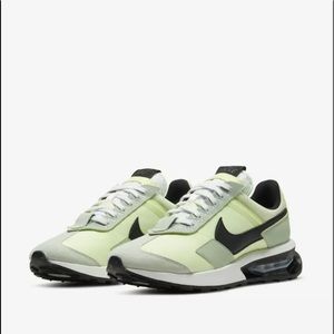 NIKE sneakers size 7 Women’s / 5.5 Men’s